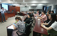 陳浩然教授（左）向寧大師生分享對全人發展及領導才能的見解，並闡述大學在這兩方面的工作